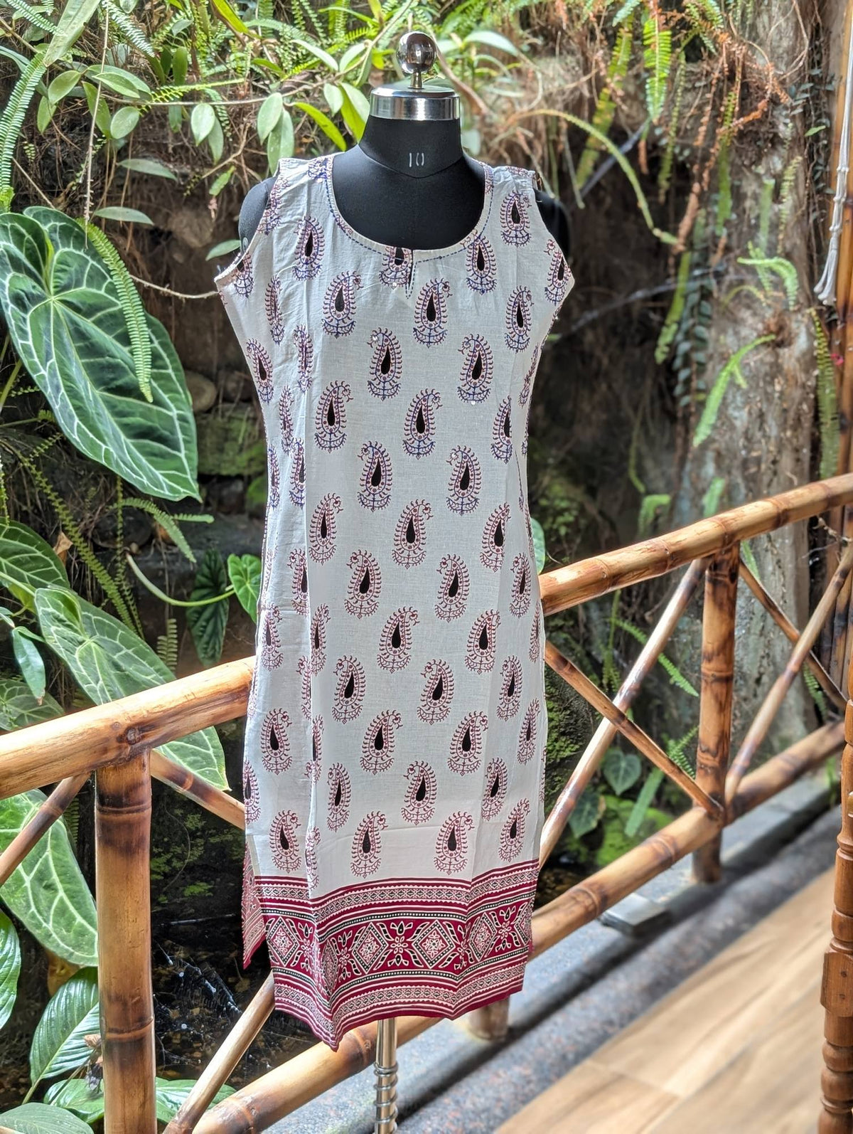 Cotton Mangoprint&Kantha Work Sleeveless White&Maroonkurthi