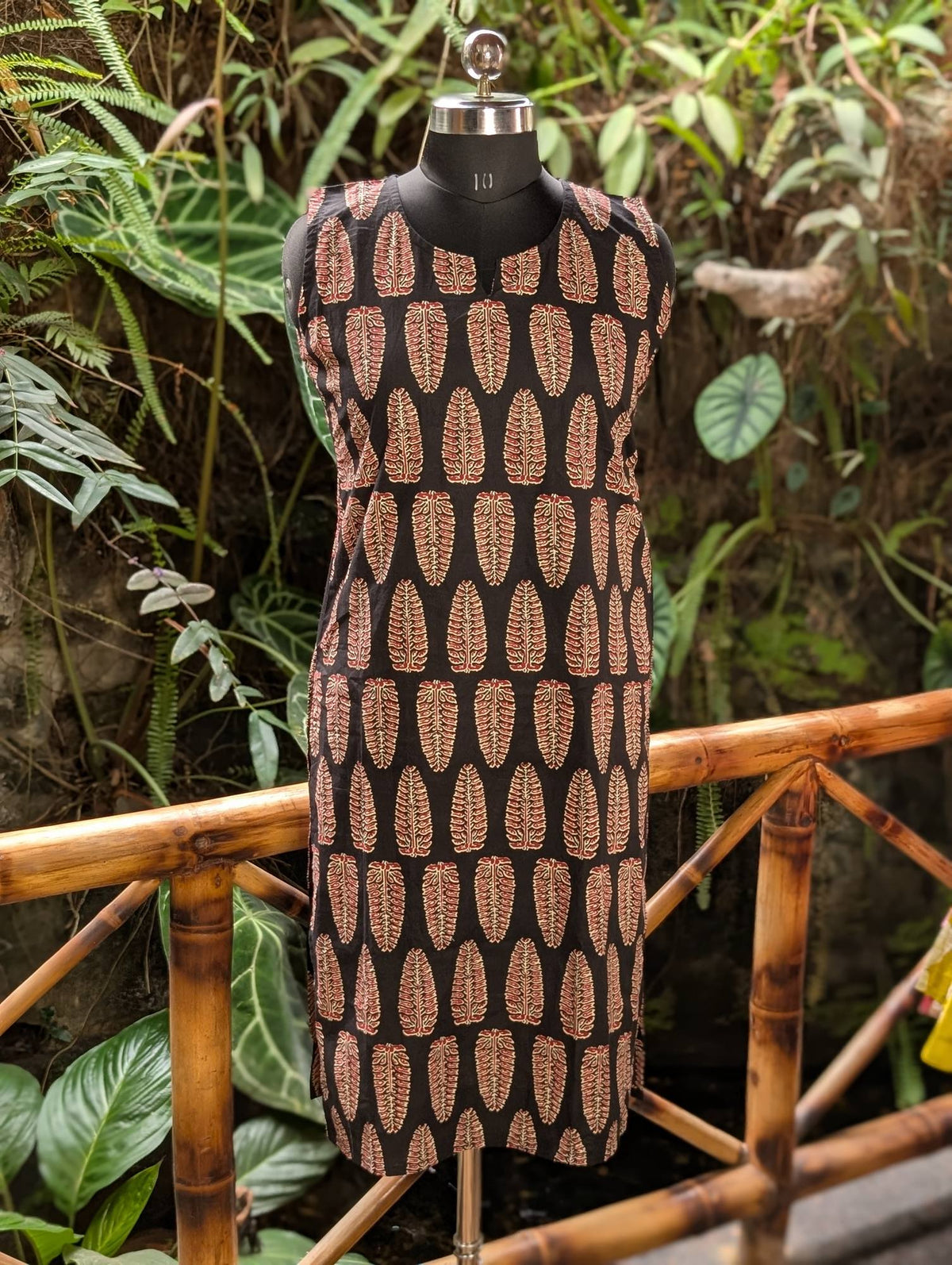 Cotton Sleeveless Black And Maroon Printed Kurta
