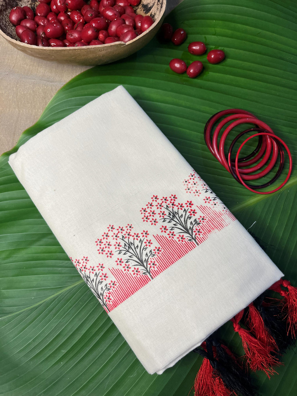 BLACK & RED GARDEN SETTUM MUNDUM